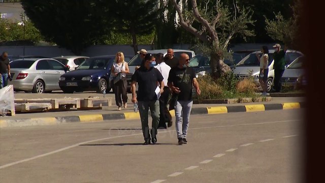 Ora News - Të maskuar dhe të armatosur, 2 persona vjedhin kasafortën me 70 mijë lekë