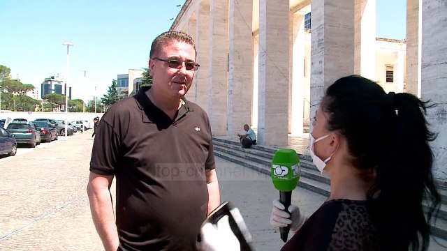 Studentët, një vit pa diploma/ Tek Ekonomiku, nuk u kanë dhënë kartonat, tarifat i kanë paguar