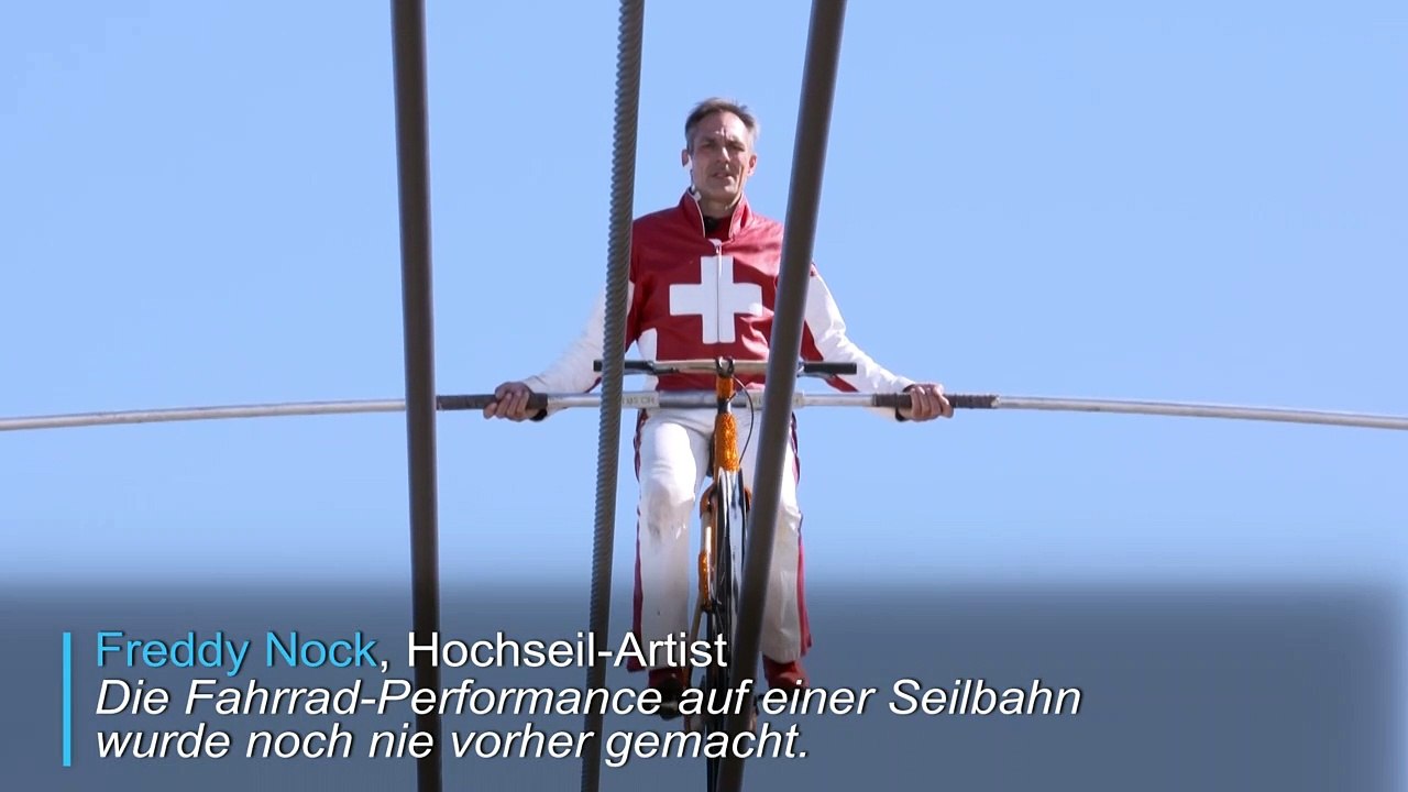 Akrobaten zeigen waghalsige Stunts in den Schweizer Alpen