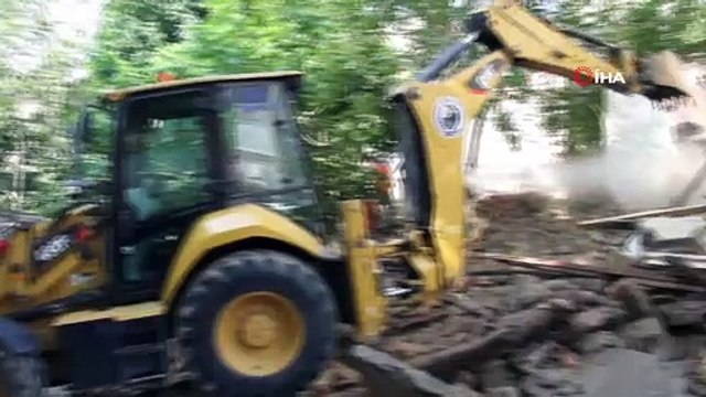 Kartal’da madde bağımlılarının mesken tuttuğu metruk bina yıkıldı