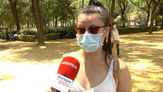 Los sevillanos dicen que la mascarilla asfixia un montón con las altas temperaturas