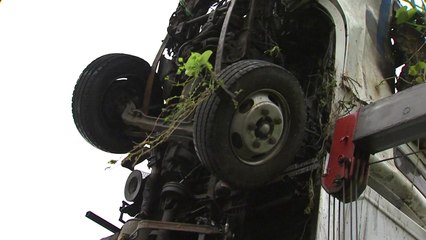 냉동 탑차 언덕 아래로 굴러 운전자 다쳐 / YTN