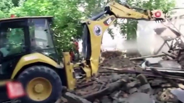 Madde bağımlılarının mesken tuttuğu bina böyle yıkıldı