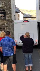 Ce touriste va coincer son Camping car dans une ruelle en Angleterre