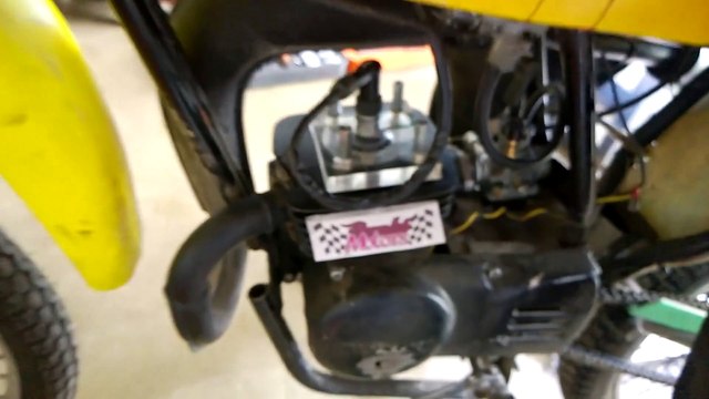 Il a un cylindre de moteur transparent sur sa moto