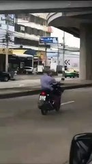 Ce papy conduit sa moto d'une façon très étrange... et dangereuse