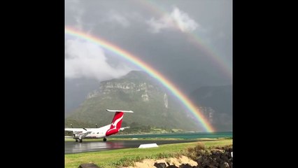 Скачать видео: Un arc-en-ciel surplombe la piste d'atterrissage de Lord Howe Island