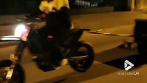 Se faire trainer dans une poubelle par une moto : un sport extreme, très extreme
