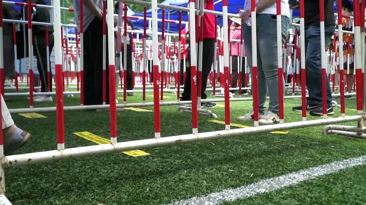 Beijing residents queue up for virus testing