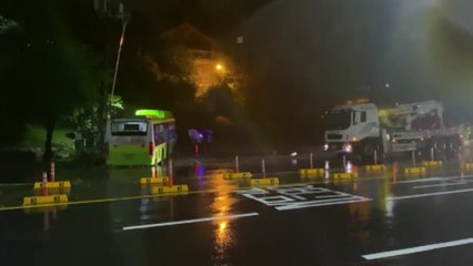 창원에서 시내버스 빗길에 미끄러져 인도로 돌진 / YTN