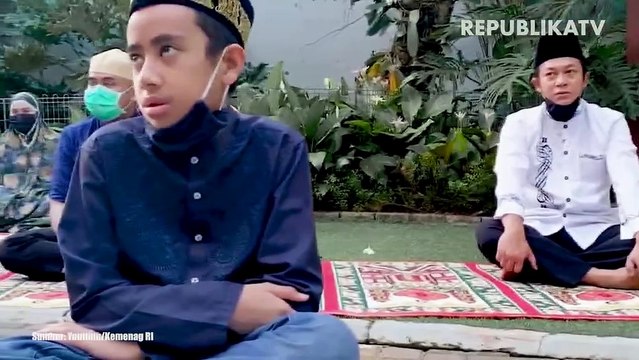 Umat Muslim bersiap melakukan sholat berjamaah dengan menerapkan protokol kesehatan. Ilustrasi