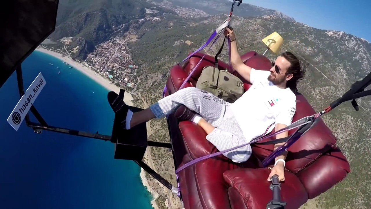 Il fait voler son canapé et TV dans les airs en parapente