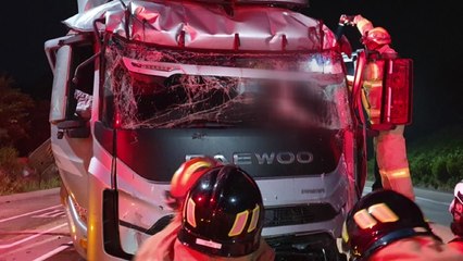 서해안고속도로 트럭 추돌 사고...2명 부상 / YTN