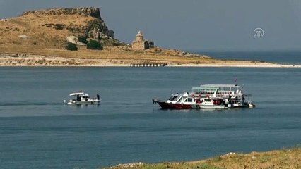 Van Gölü'nde kaybolan tekneyi arama çalışmalarında 1 kişinin daha cesedine ulaşıldı
