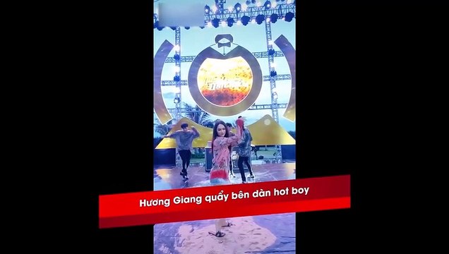 Hương Giang quẩy bên dàn hot boy