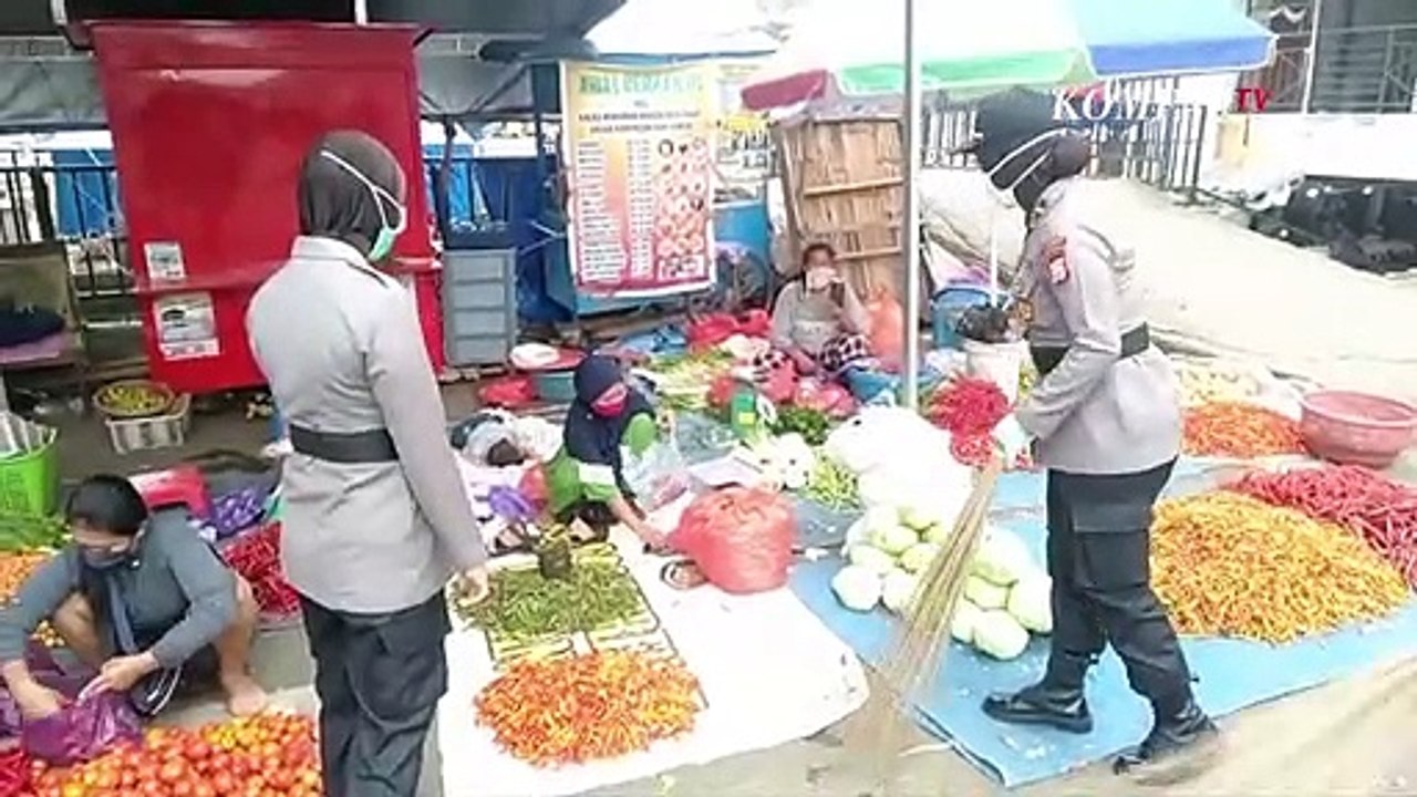 Personel Polres Gowa Kerja Bakti Bersama Pedagang Pasar