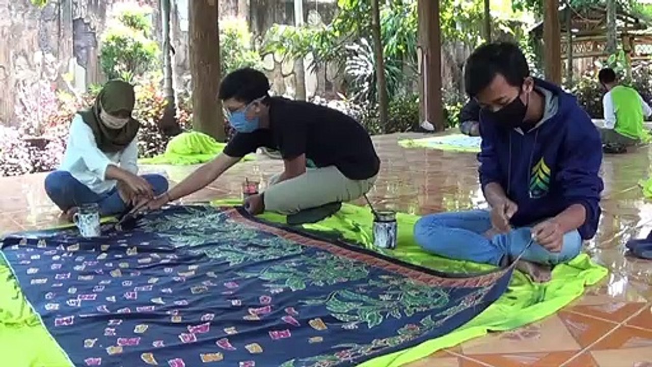 Pelajar SMA di Kediri Mengisi Liburan Dengan Membatik
