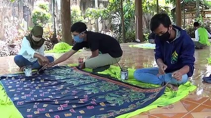 Pelajar SMA di Kediri Mengisi Liburan Dengan Membatik