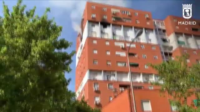Una mujer de 59 años hospitalizada en estado grave por un incendio en una vivienda en Puente de Vallecas (Madrid)