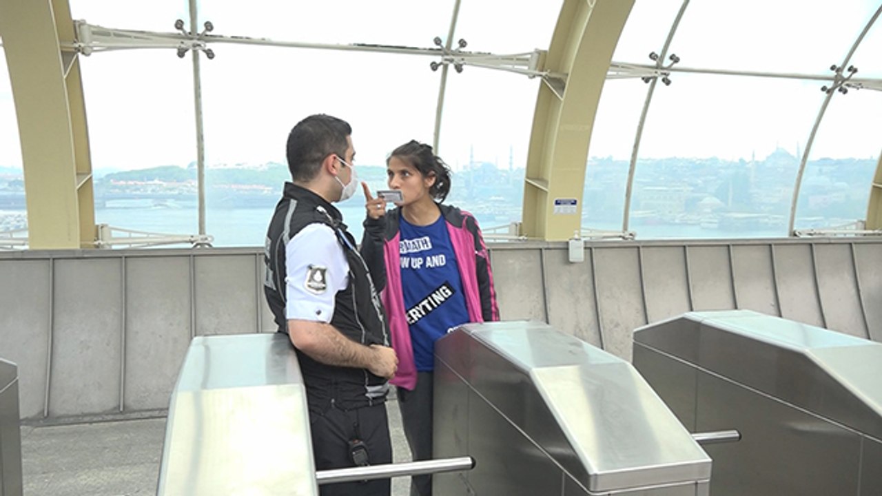 Metroya maskesiz binmek isteyen kadın ortalığı birbirine kattı