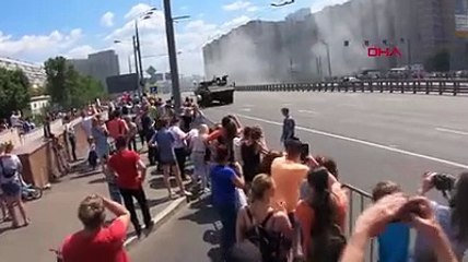 Rusya'da geçit töreni sırasında son teknoloji tankın arızası gündem oldu