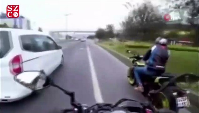 E-5 Karayolu’nda motosikletli magandalar dans edip birbirine tekme attı