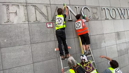 Extinction Rebellion décroche les lettres en métal de la Tour des Finances à Bruxelles