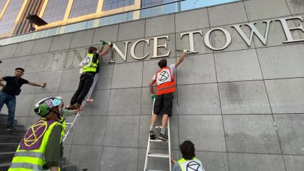 Extinction Rebellion retire les lettres "Finance" à la Finance Tower