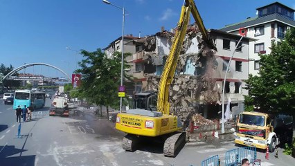 Büyükçekmece’de riskli bina belediye ekiplerince yıkıldı