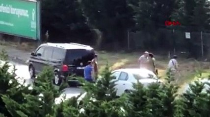 Esenler'de bir araçtan inen kişiler, yol kenarında bekleyen bir kişiyi dövdü