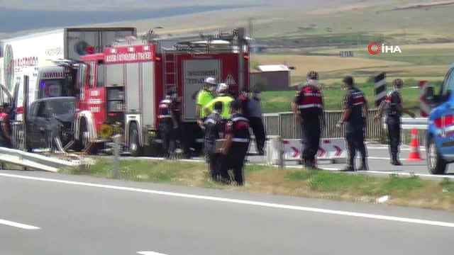 Bariyer otomobile ok gibi saplandı: 1 ölü, 4 yaralı