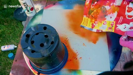 This is how you spray paint the perfect 3D solar system