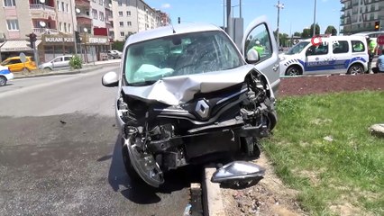 Kırmızı ışık ihlali kazaya neden oldu