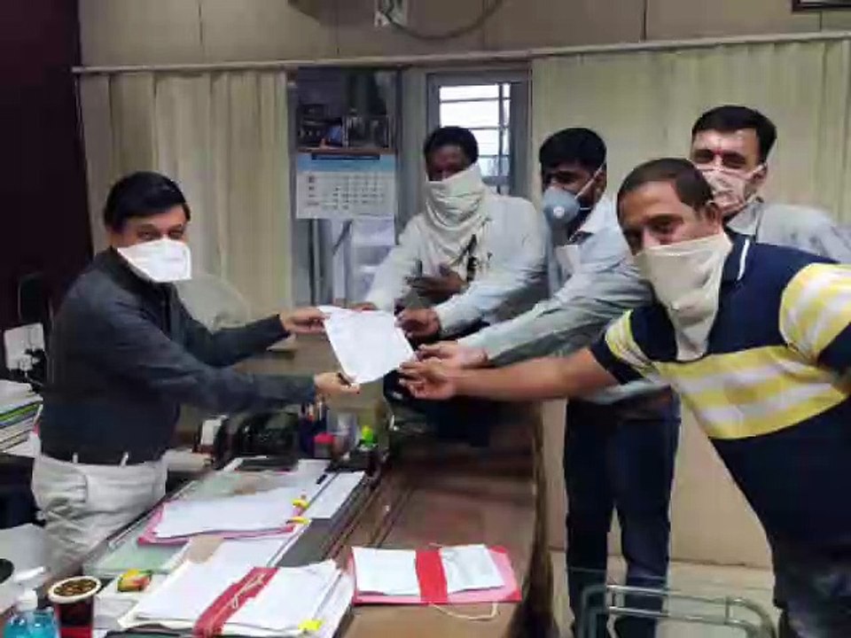 बस ऑपरेटर संघ ने शाजापुर कलेक्टर को सौंपा ज्ञापन