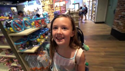Sophia Isabella  e Alice Comprando tudo na maior loja da Disney do mundo!