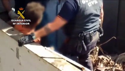 Impactantes imágenes de la localización de seis inmigrantes ocultos bajo kilos de chatarra en un camión en Melilla