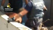 Impactantes imágenes de la localización de seis inmigrantes ocultos bajo kilos de chatarra en un camión en Melilla