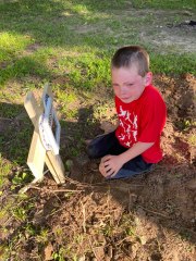 Un garçon pleure son chien bien-aimé après que ce dernier se soit fait abattre...