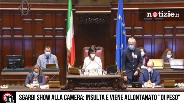 Vittorio Sgarbi show alla Camera: insulta e viene allontanato di peso | Notizie.it