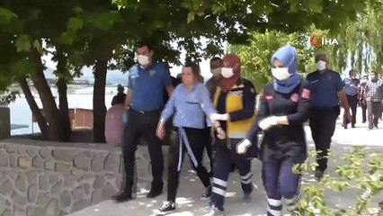 Göle atlayan kadını suya giren polisler kurtardı