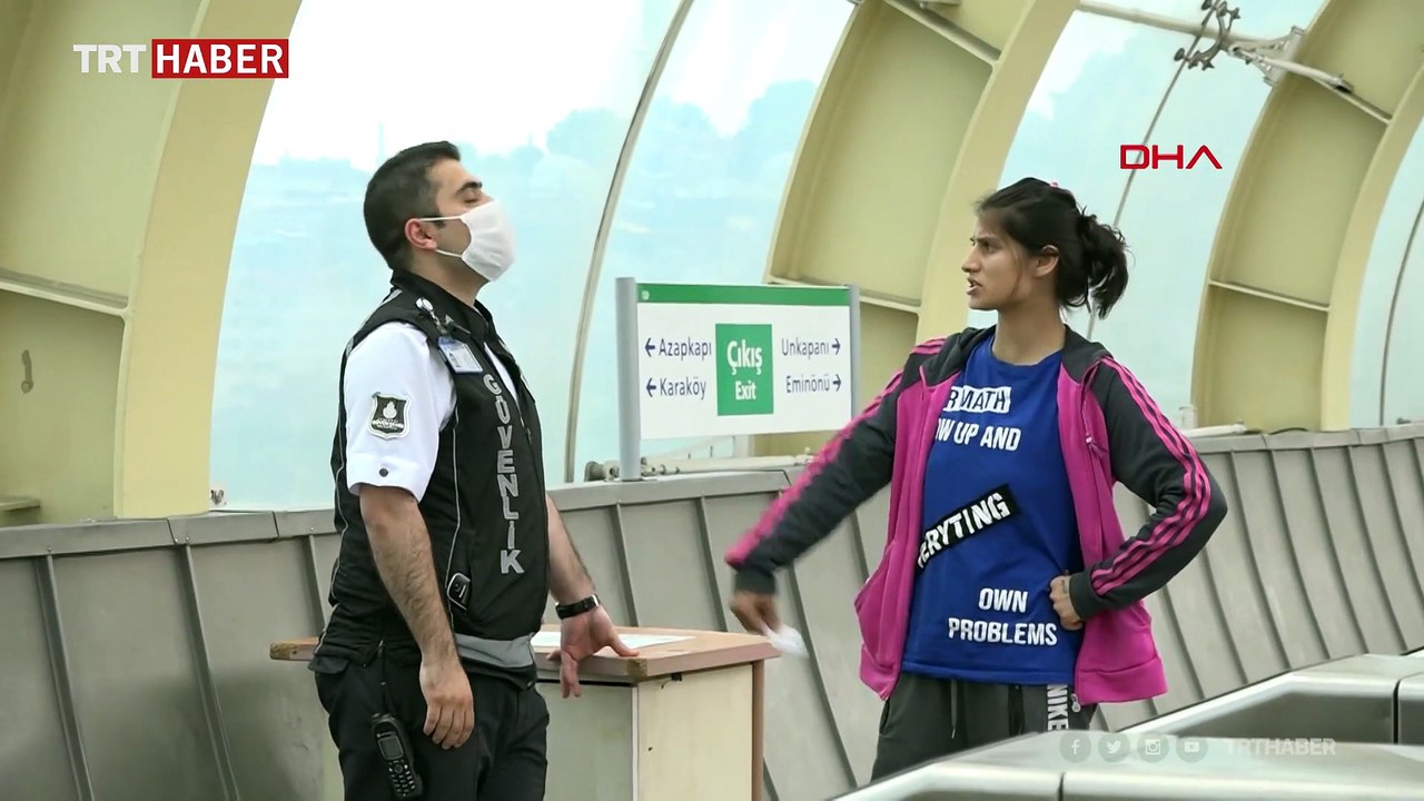 Maskesiz metroya binmek istedi, izin verilmeyince sinirlendi