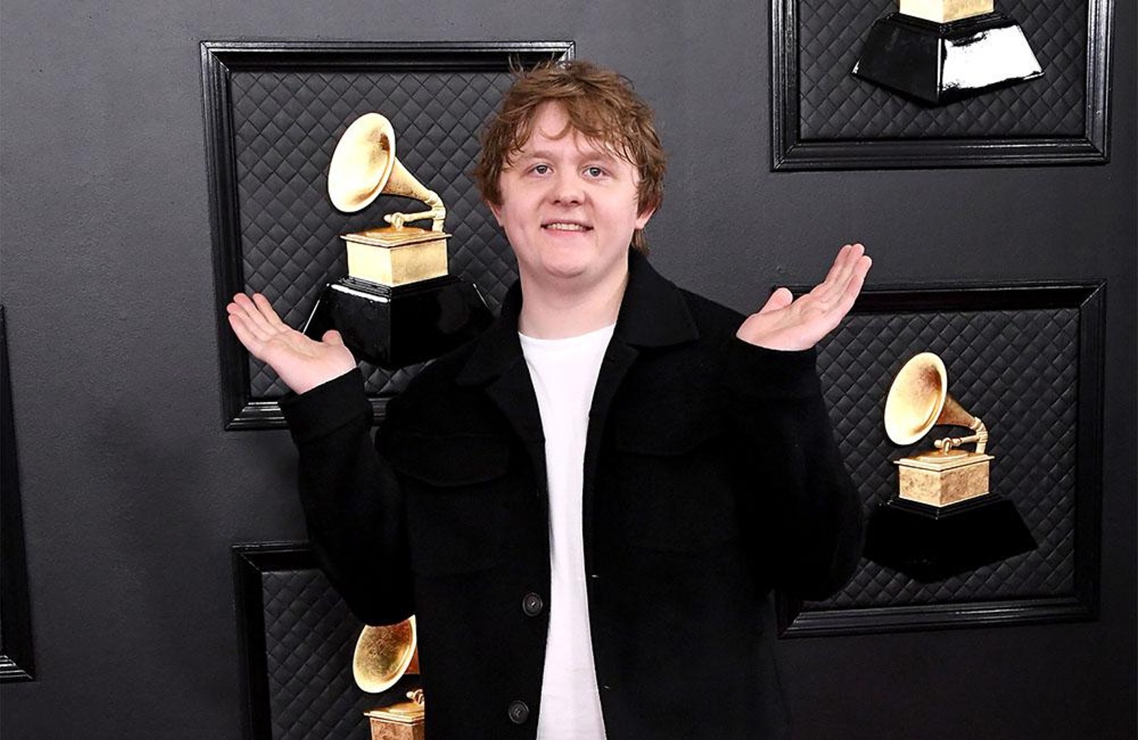 ⁣Rear of the Year?: Lewis Capaldi takes up squatting