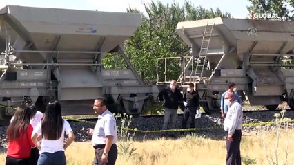 Raylardan geçerken trenin altında kaldı!