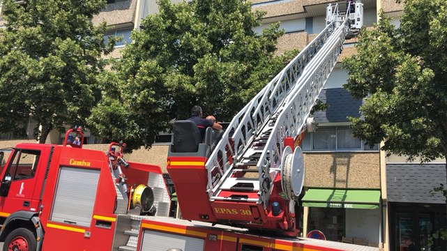 Manœuvres avec la grande échelle pour les pompiers