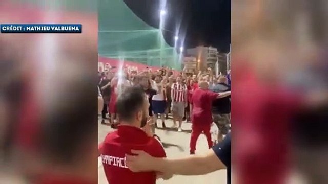 Mathieu Valbuena enflamme le port du Pirée avec les supporters de l'Olympiakos
