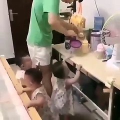 Comment gérer la nourriture de triplés quand on est seul