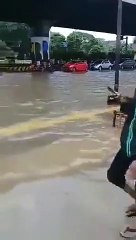 Il tombe dans un trou alors qu'il y avait des inondations dans la rue