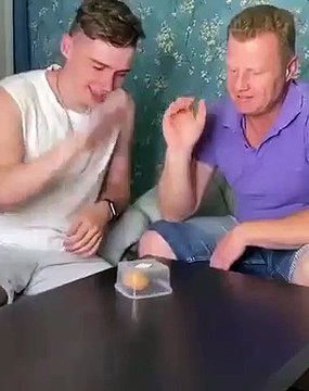 Le jeu de l'oeuf sur la table