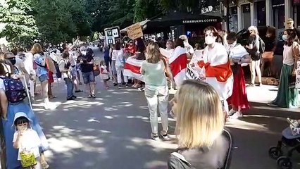 Manifestació d'exiliats bielorussos davant del consolat a Barcelona