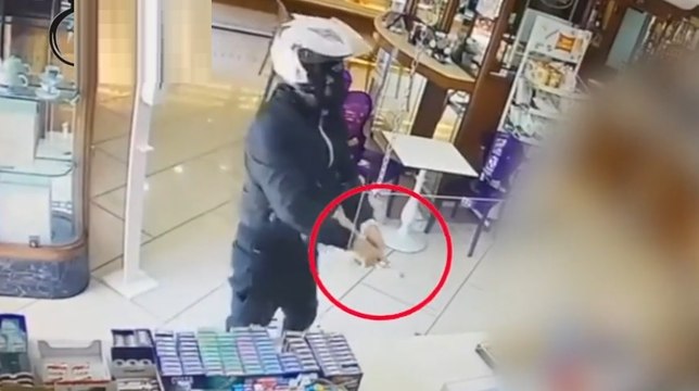 Napoli - Rapina pasticceria ma è claudicante, individuato grazie a video (25.60.20)